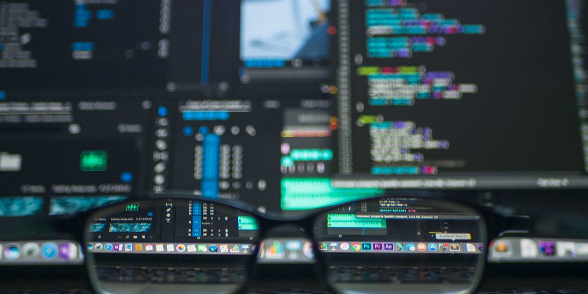 Camisetas com código de back-end em destaque