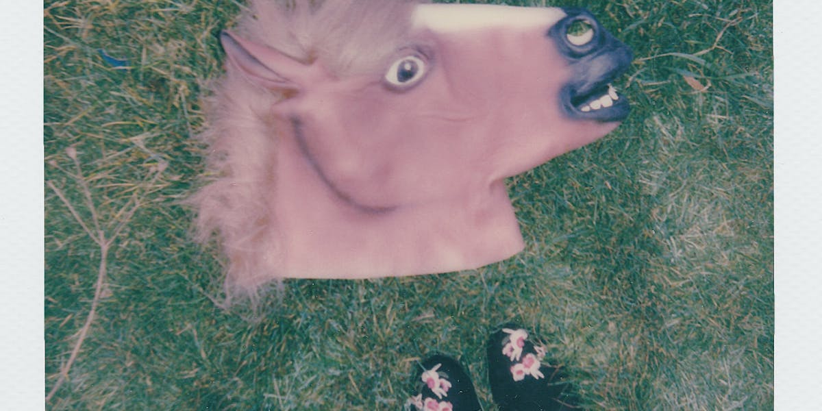 Camisetas com dashboards de métricas fictícias