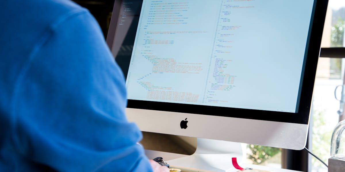 Linguagens de programação mais usadas em camisetas de dev