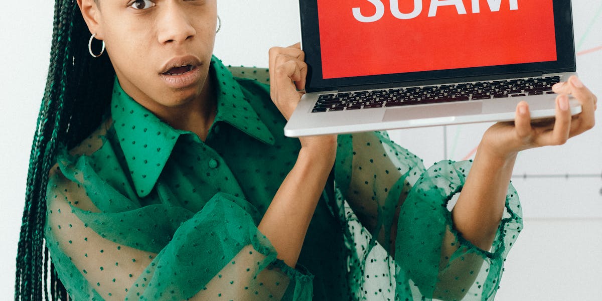 Camisetas dev com print de alertas de segurança