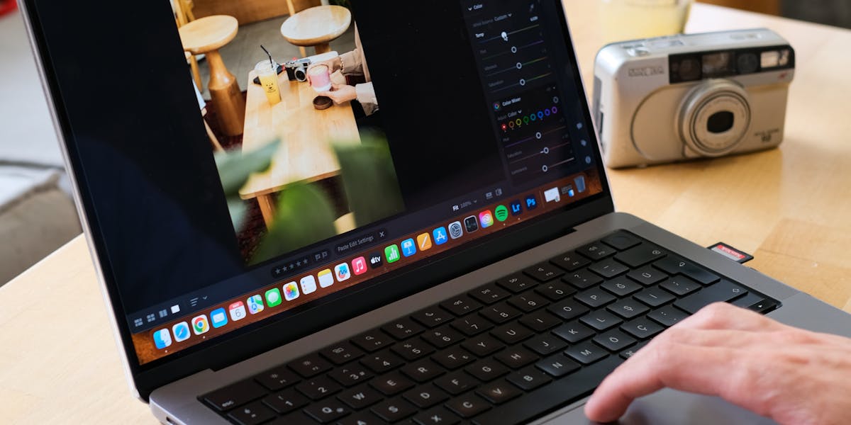 Camiseta dev com badge de produtividade duvidosa